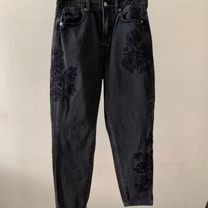 Black mom jeans with embroidered flowers